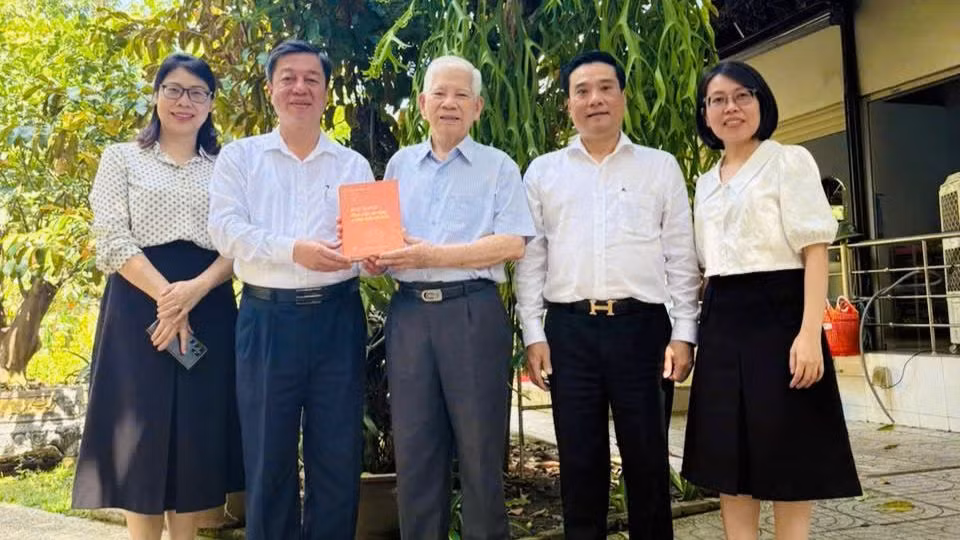 PGS, TS Vũ Trọng Lâm, Giám đốc-Tổng Biên tập Nhà xuất bản Chính trị quốc gia Sự thật và đồng chí Nguyễn Thái Bình, Phó Giám đốc Nhà xuất bản cùng đại diện một số đơn vị thuộc Nhà xuất bản trao tặng cuốn sách cho đồng chí Nguyễn Minh Triết. PGS, TS Vũ Trọng Lâm, Giám đốc-Tổng Biên tập Nhà xuất bản Chính trị quốc gia Sự thật và đồng chí Nguyễn Thái Bình, Phó Giám đốc Nhà xuất bản cùng đại diện một số đơn vị thuộc Nhà xuất bản trao tặng cuốn sách cho đồng chí Nguyễn Minh Triết.