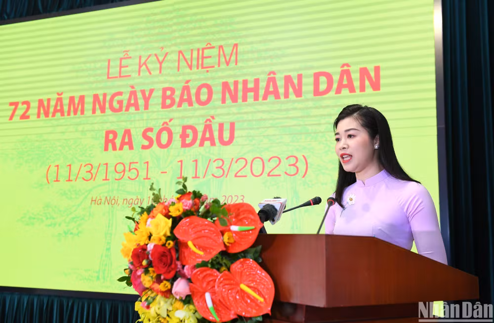 Nhà báo trẻ Hồng Tươi - Trung tâm Truyền hình Nhân Dân bày tỏ tự hào về bề dày truyền thống 72 năm của báo Đảng. (Ảnh: THÀNH ĐẠT) Nhà báo trẻ Hồng Tươi - Trung tâm Truyền hình Nhân Dân bày tỏ tự hào về bề dày truyền thống 72 năm của báo Đảng. (Ảnh: THÀNH ĐẠT)