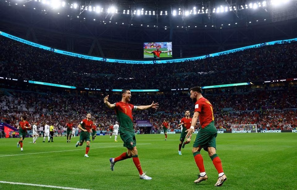 Cristiano Ronaldo và Bruno Fernandes ăn mừng bàn thắng mở tỷ số trong trận gặp Uruguay. (Ảnh: Reuters)