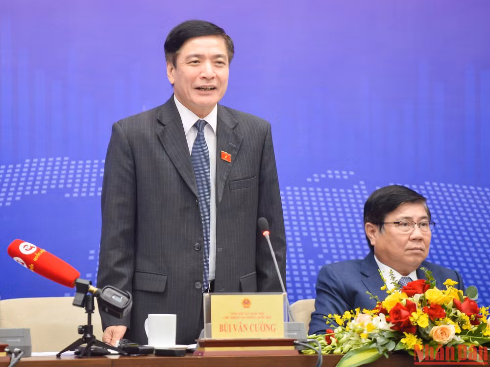 Chủ nhiệm Văn phòng Quốc hội Bùi Văn Cường phát biểu tại họp báo. (Ảnh: DUY LINH)
