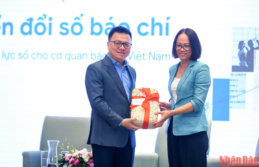 Đại diện Ban tổ chức tặng quà lưu niệm cho các diễn giả tham gia Phiên thảo luận.