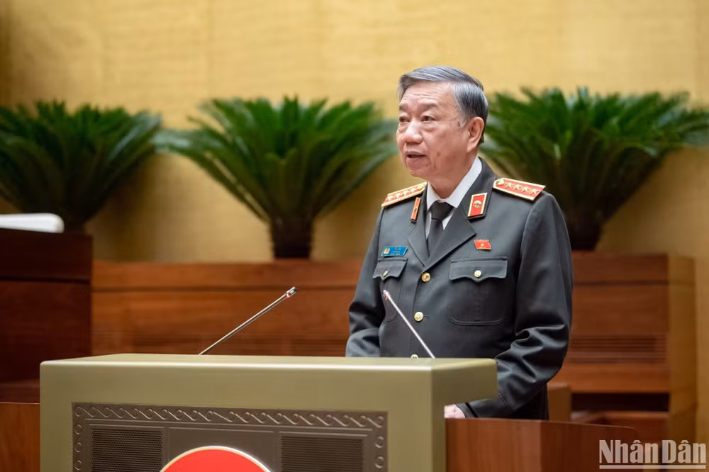 Bộ trưởng Công an Tô Lâm giải trình, làm rõ một số vấn đề đại biểu Quốc hội nêu trong phiên thảo luận về dự án Luật Căn cước tại Kỳ họp thứ 6, Quốc hội khóa XV ngày 25/10. (Ảnh: DUY LINH) Bộ trưởng Công an Tô Lâm giải trình, làm rõ một số vấn đề đại biểu Quốc hội nêu trong phiên thảo luận về dự án Luật Căn cước tại Kỳ họp thứ 6, Quốc hội khóa XV ngày 25/10. (Ảnh: DUY LINH)