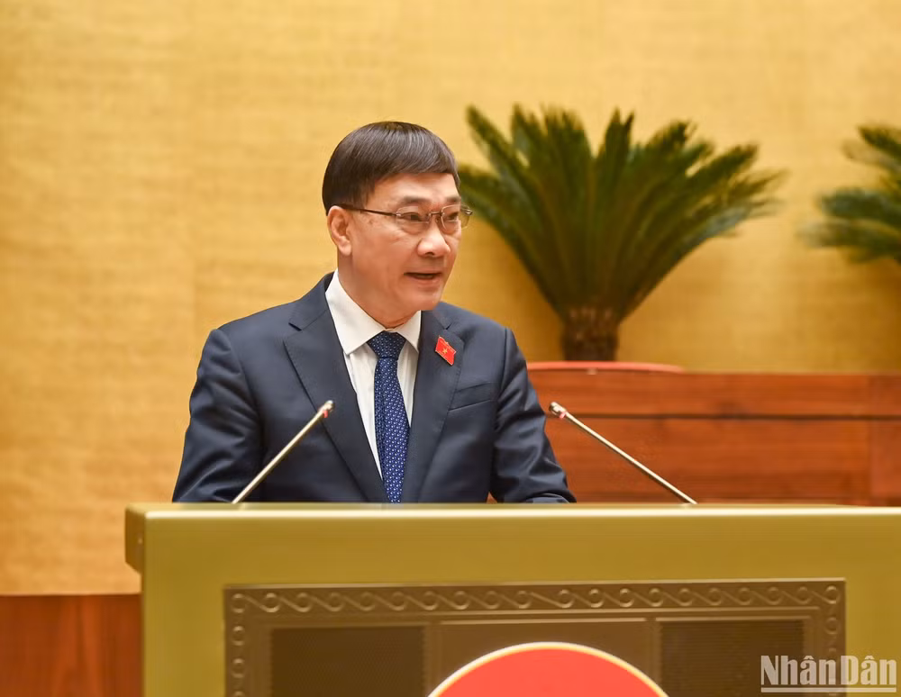 Chủ nhiệm Ủy ban Kinh tế Vũ Hồng Thanh trình bày báo cáo thẩm tra. (Ảnh: DUY LINH)
