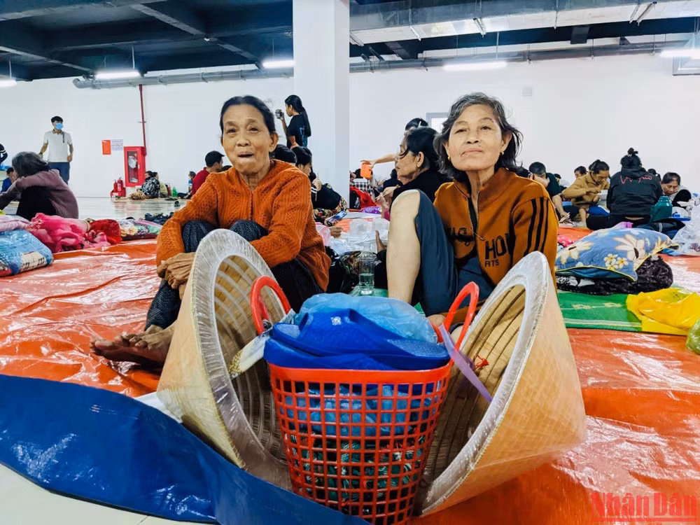 Bà Mai Thị Phi, 61 tuổi và bà Võ Thị Đố, 82 tuổi mang theo đôi dép mới và đôi nón bọc bao nylon tới điểm trú bão ở xã Bình Đông, huyện Bình Sơn. Bà Mai Thị Phi, 61 tuổi và bà Võ Thị Đố, 82 tuổi mang theo đôi dép mới và đôi nón bọc bao nylon tới điểm trú bão ở xã Bình Đông, huyện Bình Sơn.
