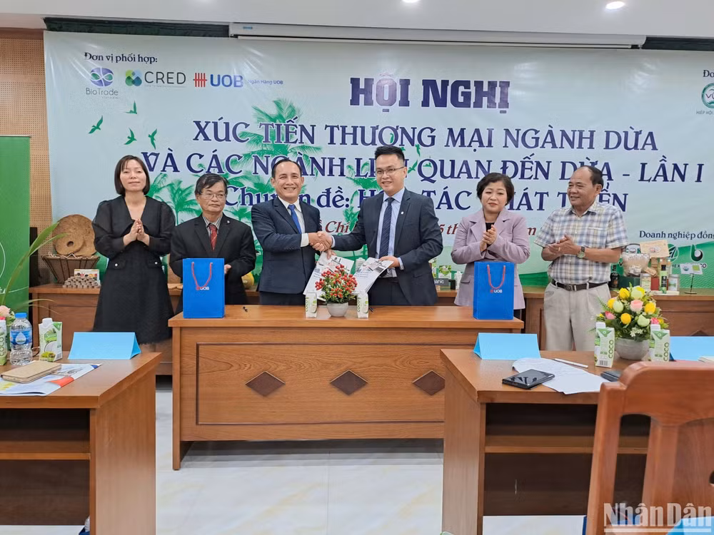 Đại diện Hiệp hội Dừa Việt Nam và Ngân hàng United Overseas Bank Việt Nam ký biên bản ghi nhớ việc hợp tác. Đại diện Hiệp hội Dừa Việt Nam và Ngân hàng United Overseas Bank Việt Nam ký biên bản ghi nhớ việc hợp tác.