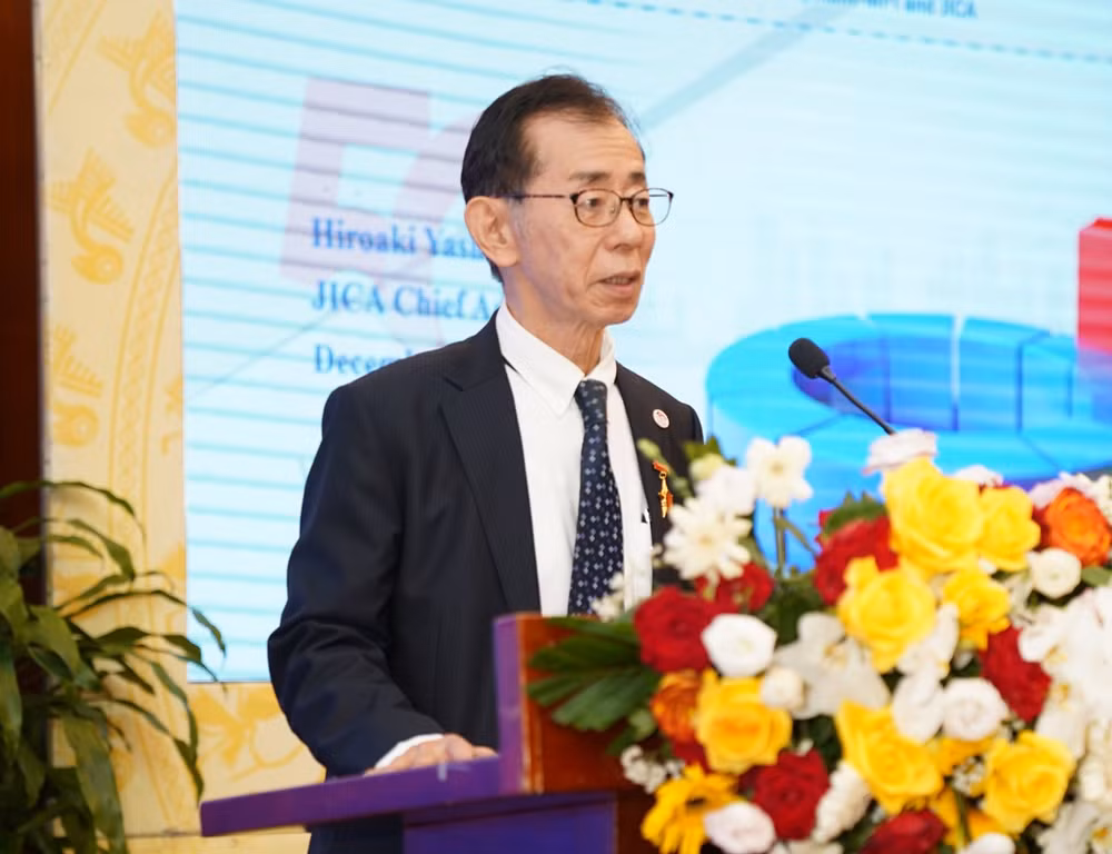 Ông Hiroaki Yashiro, Cố vấn trưởng của JICA báo cáo về hoạt động và kết quả của dự án. Ông Hiroaki Yashiro, Cố vấn trưởng của JICA báo cáo về hoạt động và kết quả của dự án.