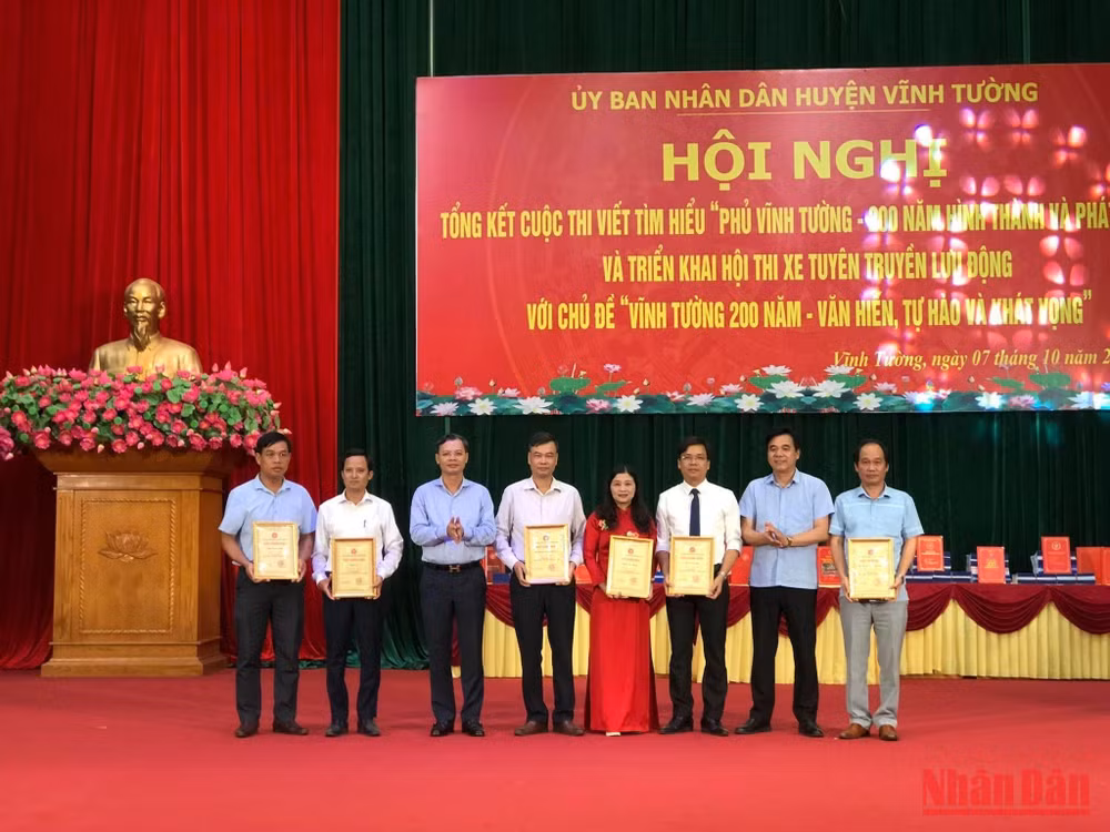 Trao giải cho các tác giả đạt giải cuộc thi viết tìm hiểu phủ Vĩnh Tường. Trao giải cho các tác giả đạt giải cuộc thi viết tìm hiểu phủ Vĩnh Tường.