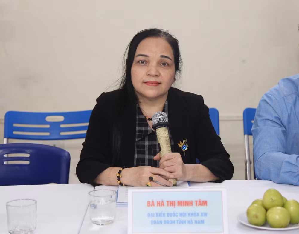 Bà Hà Thị Minh Tâm - Đại biểu Quốc hội khóa XIV của Đoàn Đại biểu Quốc hội tỉnh Hà Nam phát biểu tại tọa đàm. (Ảnh: Tạp chí Môi trường và Cuộc sống)