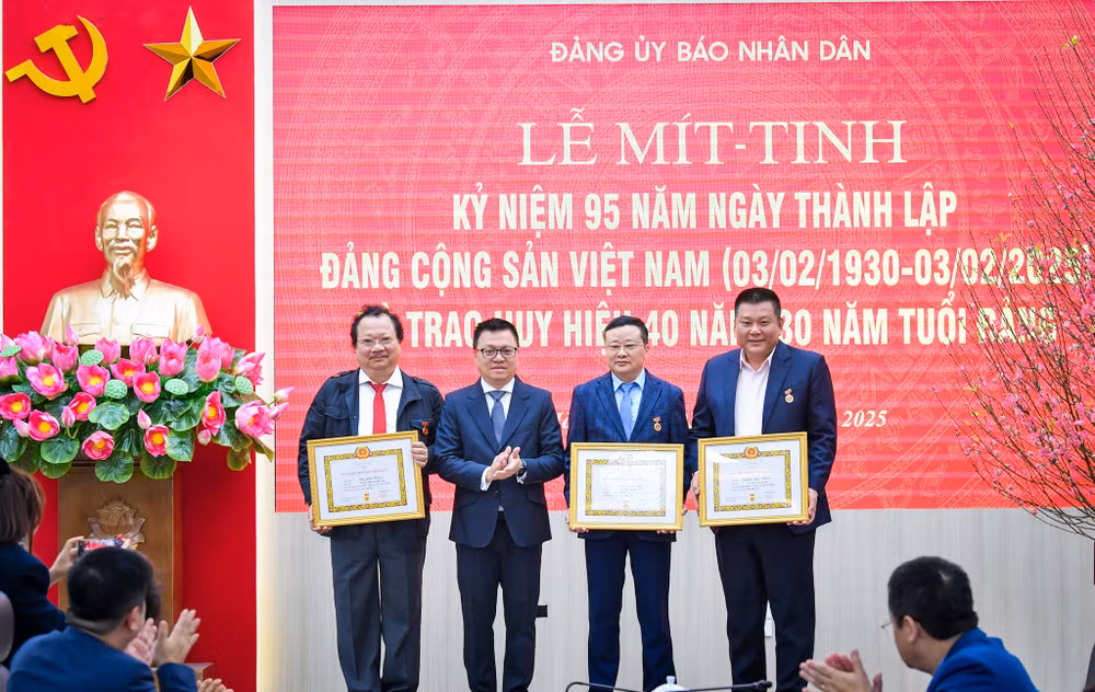 Đồng chí Lê Quốc Minh, Tổng Biên tập, Bí thư Đảng ủy Báo Nhân Dân trao Huy hiệu 30 năm tuổi Đảng tặng các đảng viên của Đảng bộ Báo Nhân Dân. (Ảnh: THÀNH ĐẠT) Đồng chí Lê Quốc Minh, Tổng Biên tập, Bí thư Đảng ủy Báo Nhân Dân trao Huy hiệu 30 năm tuổi Đảng tặng các đảng viên của Đảng bộ Báo Nhân Dân. (Ảnh: THÀNH ĐẠT)