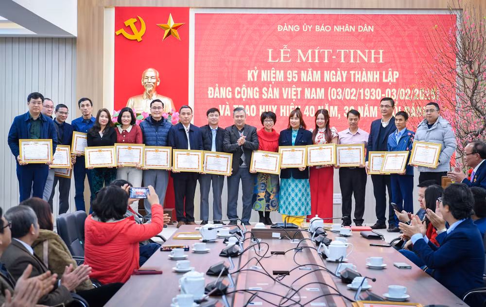 Trao Giấy khen tặng các đảng viên hoàn thành xuất sắc nhiệm vụ năm 2024. (Ảnh: THÀNH ĐẠT) Trao Giấy khen tặng các đảng viên hoàn thành xuất sắc nhiệm vụ năm 2024. (Ảnh: THÀNH ĐẠT)