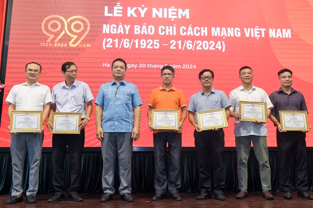 Đồng chí Phạm Song Hà, Ủy viên Ban Biên tập, Trưởng Ban Chính trị-Xã hội, Phó Chủ tịch Liên chi hội Nhà báo Báo Nhân Dân trao Giấy khen của Liên chi hội tặng các chi hội. (Ảnh: THẾ ĐẠI)