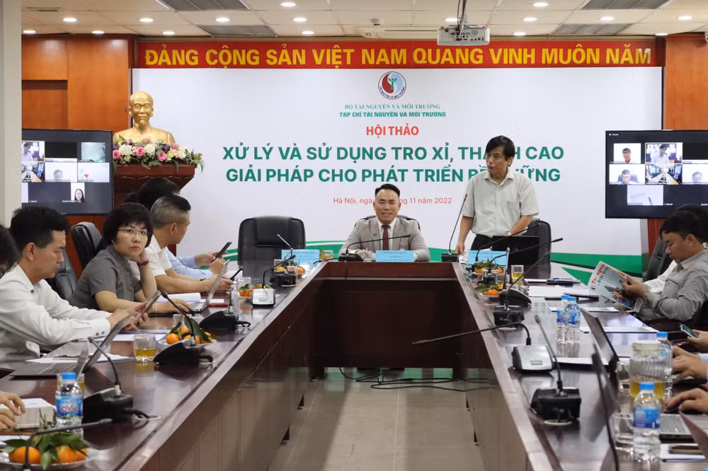PGS, TS Lương Đức Long, Phó Chủ tịch kiêm Tổng Thư ký Hiệp hội Xi-măng Việt Nam phát biểu tại Hội thảo.