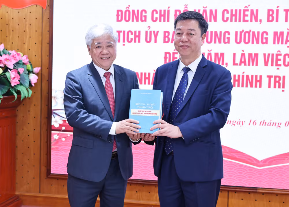 Đồng chí Vũ Trọng Lâm trao 2 cuốn sách của đồng chí Tổng Bí thư Nguyễn Phú Trọng tặng Chủ tịch Ủy ban Trung ương Mặt trận Tổ quốc Việt Nam Đỗ Văn Chiến.