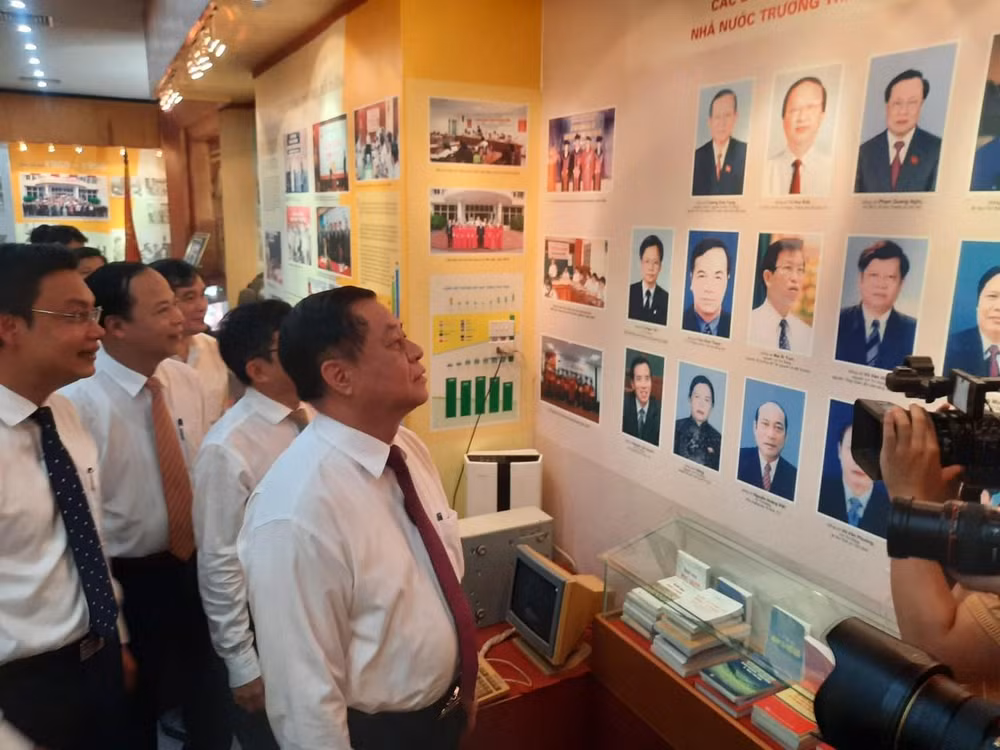 Đồng chí Nguyễn Trọng Nghĩa và các đại biểu thăm Nhà truyền thống của Học viện Báo chí và Tuyên truyền. (Ảnh: Hoàng Lâm) Đồng chí Nguyễn Trọng Nghĩa và các đại biểu thăm Nhà truyền thống của Học viện Báo chí và Tuyên truyền. (Ảnh: Hoàng Lâm)