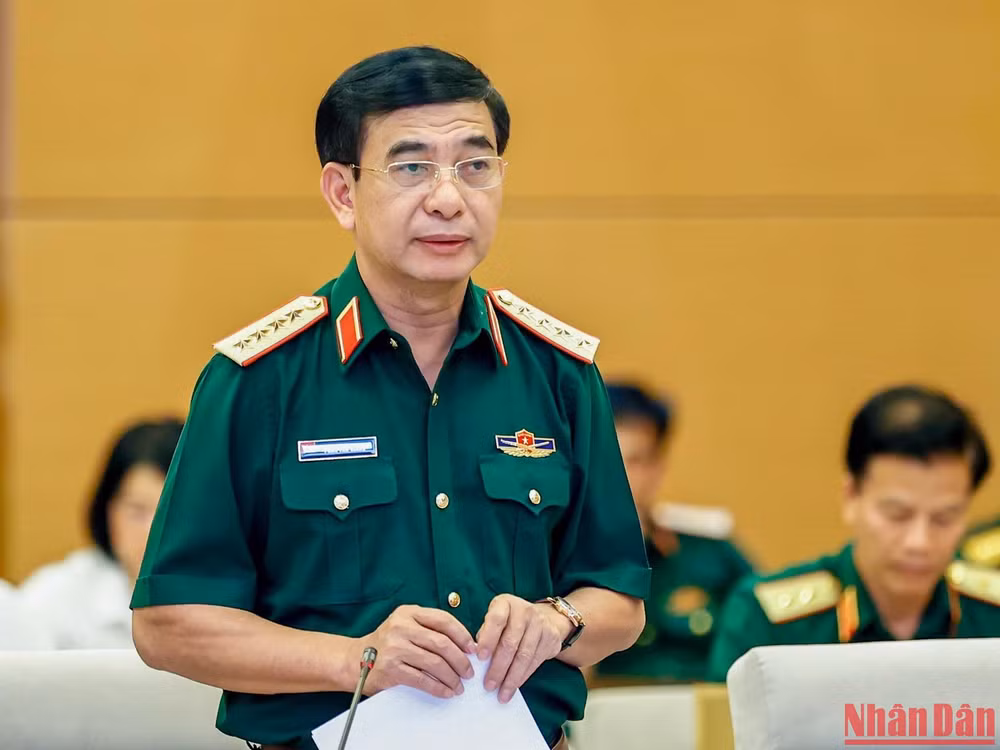 Đại tướng Phan Văn Giang, Bộ trưởng Quốc phòng, trình bày báo cáo tóm tắt về dự án Luật Phòng thủ dân sự. Đại tướng Phan Văn Giang, Bộ trưởng Quốc phòng, trình bày báo cáo tóm tắt về dự án Luật Phòng thủ dân sự.