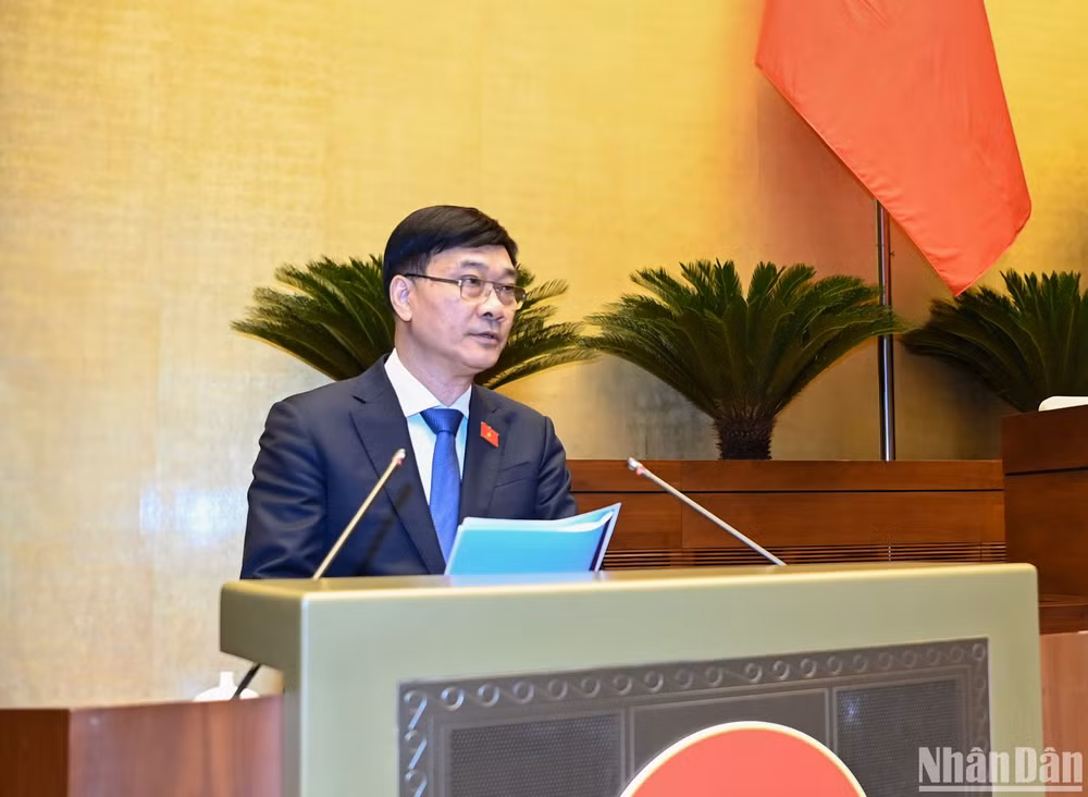 Chủ nhiệm Ủy ban Kinh tế Vũ Hồng Thanh trình bày báo cáo thẩm tra kết quả thực hiện kế hoạch phát triển kinh tế-xã hội năm 2023, dự kiến kế hoạch phát triển kinh tế-xã hội năm 2024. (Ảnh: DUY LINH)
