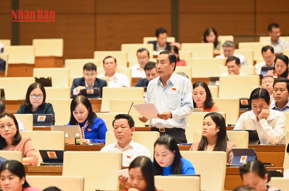 Đại biểu Phạm Văn Hòa (Đồng Tháp) cho ý kiến về dự án Luật Đấu thầu (sửa đổi). (Ảnh: DUY LINH)