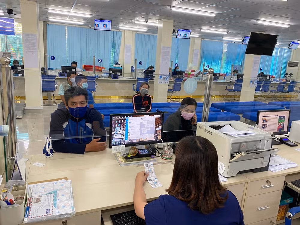 Người dân nộp hồ sơ tại Trung tâm Hành chính công tỉnh.