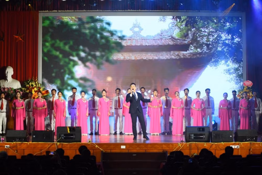 Tiết mục văn nghệ mở màn Lễ kỷ niệm. Tiết mục văn nghệ mở màn Lễ kỷ niệm.