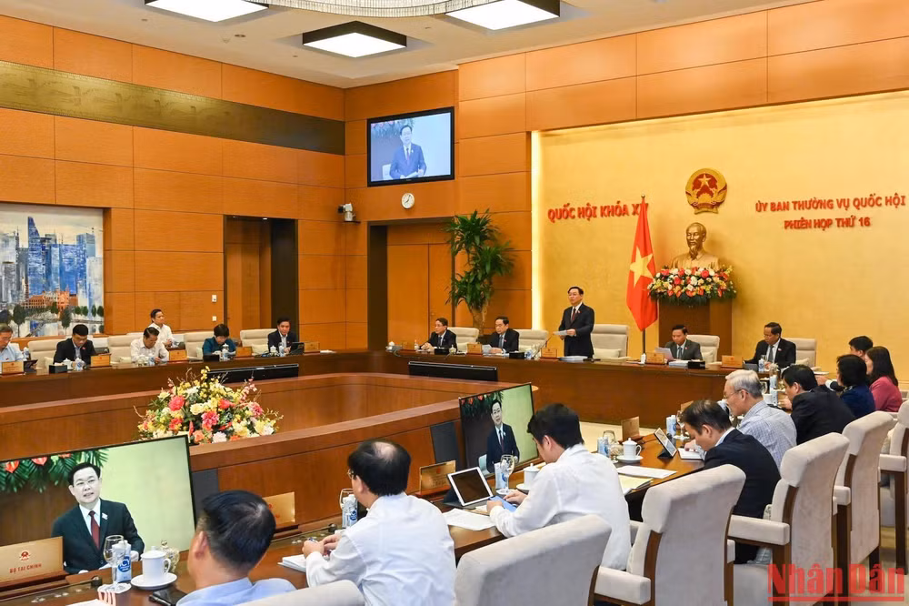Quang cảnh Phiên họp thứ 16 của Ủy ban Thường vụ Quốc hội sáng 10/10. Quang cảnh Phiên họp thứ 16 của Ủy ban Thường vụ Quốc hội sáng 10/10.