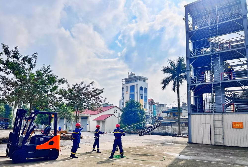 Thao diễn kỹ năng chữa cháy, cứu nạn cứu hộ trong khuôn khổ Lễ khởi động Dự án.