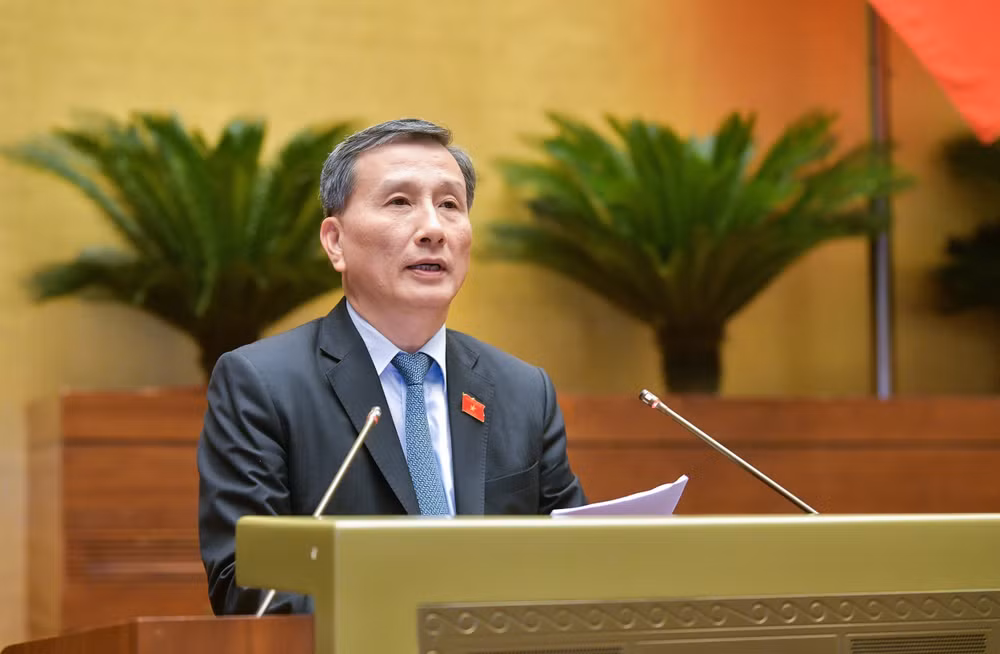 Chủ nhiệm Ủy ban Khoa học, Công nghệ và Môi trường Lê Quang Huy trình bày báo cáo thẩm tra về dự án Luật. Chủ nhiệm Ủy ban Khoa học, Công nghệ và Môi trường Lê Quang Huy trình bày báo cáo thẩm tra về dự án Luật.