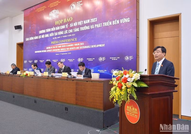 Phó Chủ nhiệm Ủy ban Kinh tế Nguyễn Minh Sơn thông tin về chương trình Diễn đàn Kinh tế-Xã hội Việt Nam 2023. (Ảnh: DUY LINH) Phó Chủ nhiệm Ủy ban Kinh tế Nguyễn Minh Sơn thông tin về chương trình Diễn đàn Kinh tế-Xã hội Việt Nam 2023. (Ảnh: DUY LINH)