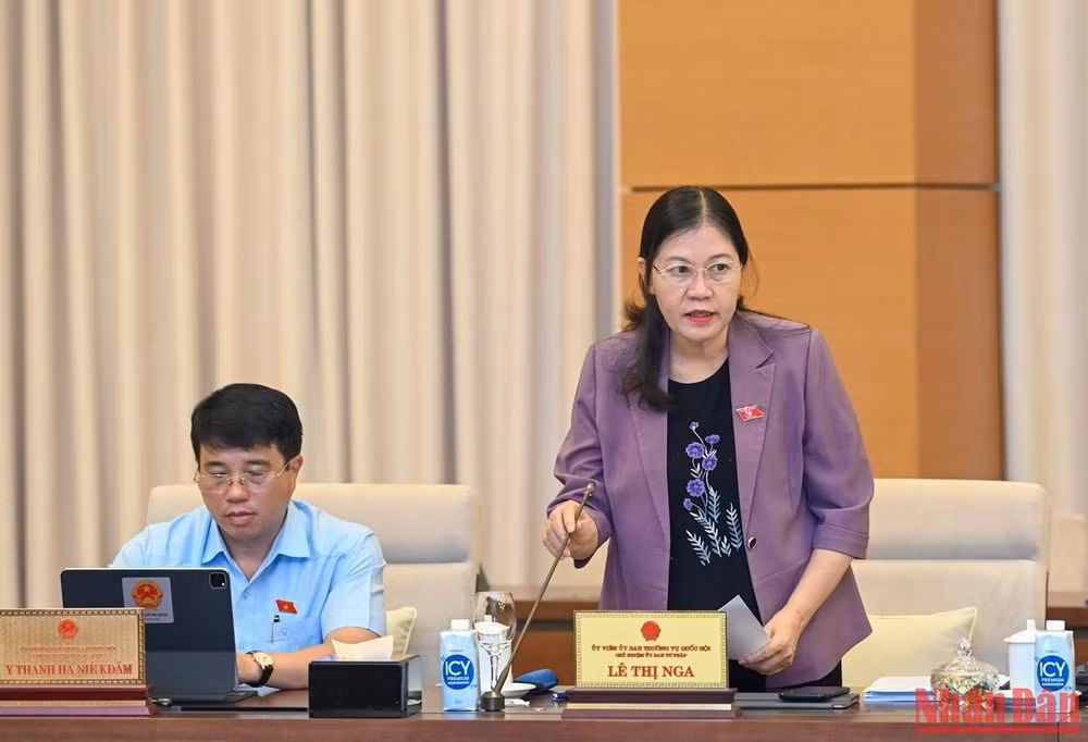 Chủ nhiệm Ủy ban Tư pháp của Quốc hội Lê Thị Nga trình bày báo cáo thẩm tra tại phiên họp. (Ảnh: DUY LINH) Chủ nhiệm Ủy ban Tư pháp của Quốc hội Lê Thị Nga trình bày báo cáo thẩm tra tại phiên họp. (Ảnh: DUY LINH)