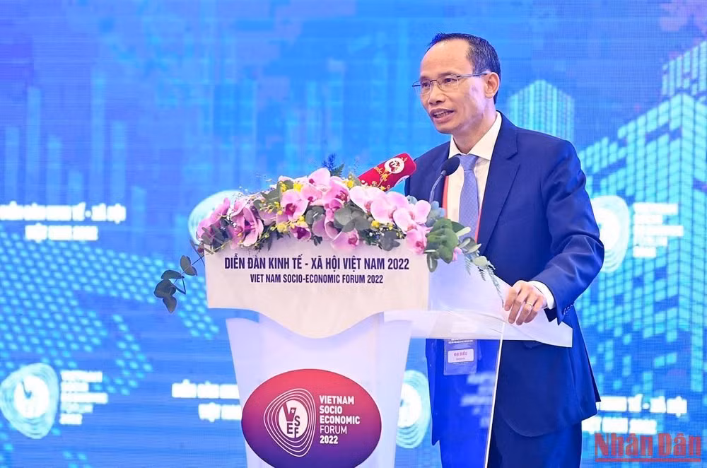 Tiến sĩ Cấn Văn Lực, chuyên gia kinh tế trưởng BIDV phát biểu trong Phiên toàn thể Diễn đàn kinh tế-xã hội Việt Nam 2022 chiều 18/9. 