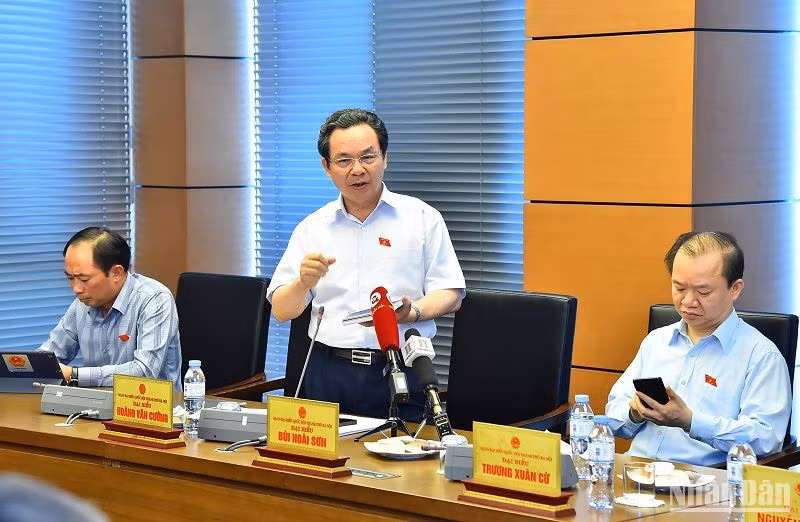 Đại biểu Hoàng Văn Cường phát biểu thảo luận tại tổ chiều 30/5. (Ảnh: THỦY NGUYÊN) Đại biểu Hoàng Văn Cường phát biểu thảo luận tại tổ chiều 30/5. (Ảnh: THỦY NGUYÊN)