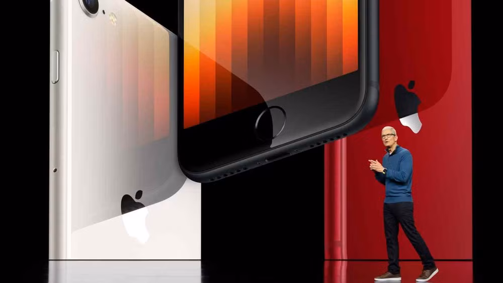 Giám đốc điều hành (CEO) Apple Tim Cook giới thiệu mẫu iPhone SE có tính năng 5G và chip A15 Bionic trong một sự kiện tại Apple Park hồi tháng 3/2022. (Ảnh: Apple Inc.)