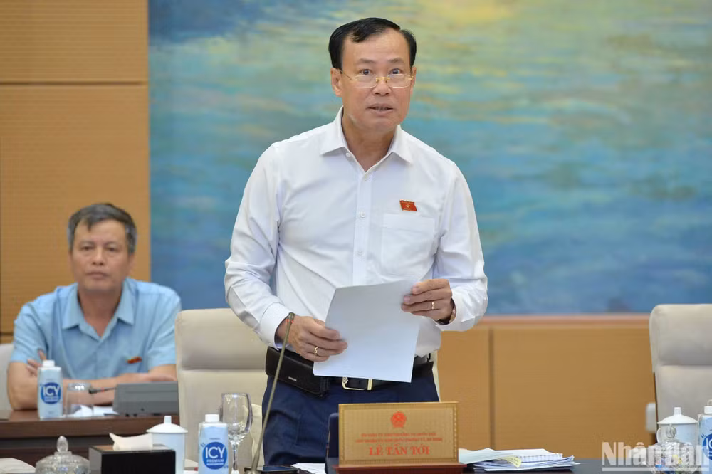 Chủ nhiệm Ủy ban Quốc phòng và An ninh Lê Tấn Tới báo cáo tại phiên họp. (Ảnh: DUY LINH) Chủ nhiệm Ủy ban Quốc phòng và An ninh Lê Tấn Tới báo cáo tại phiên họp. (Ảnh: DUY LINH)