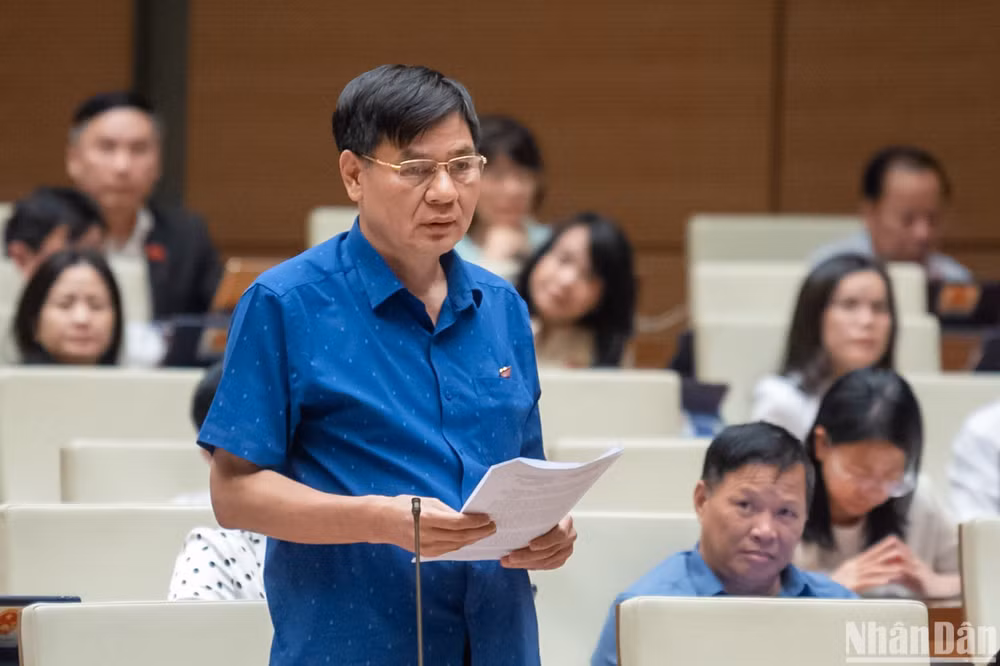 Đại biểu Lê Tất Hiếu (đoàn Vĩnh Phúc) đặt câu hỏi trong phiên chất vấn chiều 6/11. (Ảnh: DUY LINH)
