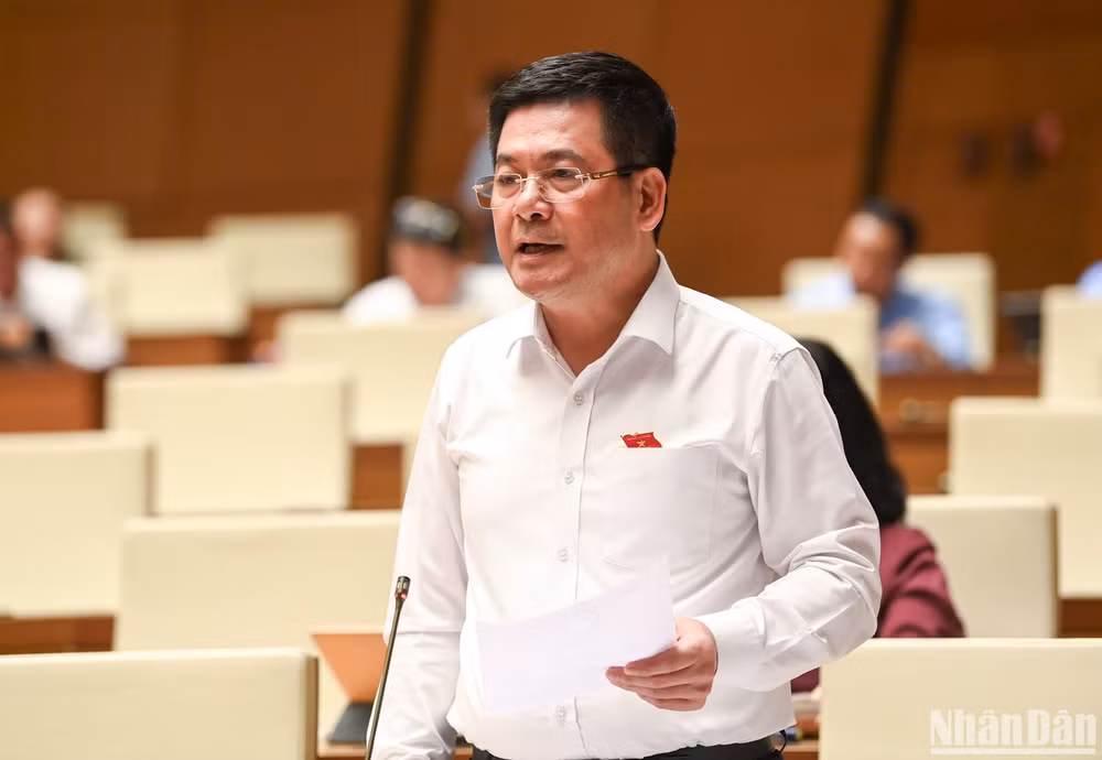 Bộ trưởng Công thương Nguyễn Hồng Diên trả lời chất vấn của đại biểu Quốc hội. (Ảnh: DUY LINH) Bộ trưởng Công thương Nguyễn Hồng Diên trả lời chất vấn của đại biểu Quốc hội. (Ảnh: DUY LINH)