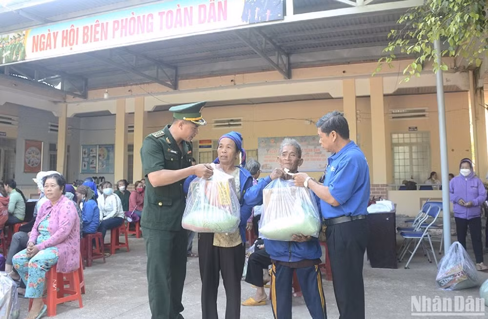 Cán bộ biên phòng và các đơn vị, doanh nghiệp tặng quà cho các gia đình có hoàn cảnh khó khăn trên địa bàn xã biên giới Ia Lốp.