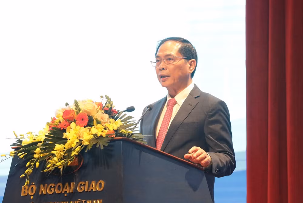 Đồng chí Bùi Thanh Sơn, Ủy viên Trung ương Đảng, Bộ trưởng Ngoại giao thông tin về nội dung cuốn sách. Đồng chí Bùi Thanh Sơn, Ủy viên Trung ương Đảng, Bộ trưởng Ngoại giao thông tin về nội dung cuốn sách.