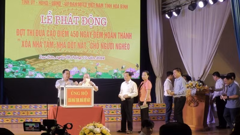 Lễ phát động đợt thi đua cao điểm 450 ngày đêm hoàn thành “xóa nhà tạm, nhà dột nát” cho hộ nghèo trên địa bàn tỉnh tại huyện Lạc Sơn, tỉnh Hòa Bình, ngày 9/10/2024. Lễ phát động đợt thi đua cao điểm 450 ngày đêm hoàn thành “xóa nhà tạm, nhà dột nát” cho hộ nghèo trên địa bàn tỉnh tại huyện Lạc Sơn, tỉnh Hòa Bình, ngày 9/10/2024.