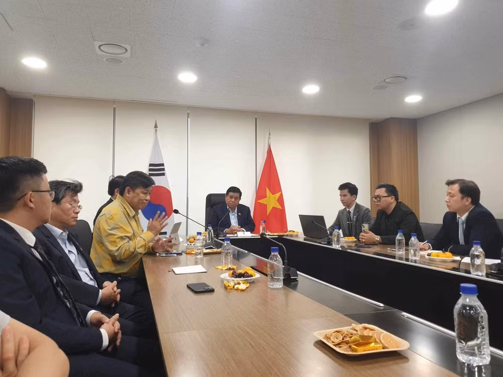Đại diện Mạng lưới đổi mới sáng tạo Việt Nam tại Hàn Quốc báo cáo với Bộ trưởng Nguyễn Chí Dũng về tình hình hoạt động của Mạng lưới.