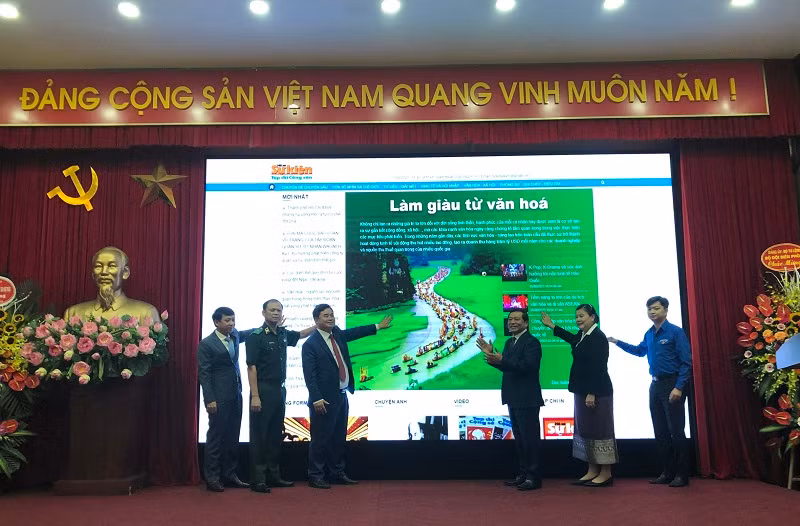 Các đại biểu thực hiện nghi thức khai trương Chuyên trang Hồ sơ sự kiện điện tử.