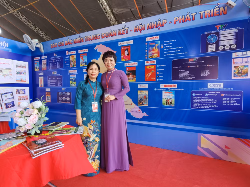 Nhà báo Nguyễn Thanh Diệp (áo tím) - Chánh Văn phòng Hội Nhà báo tỉnh Nghệ An chụp ảnh cùng đồng nghiệp.