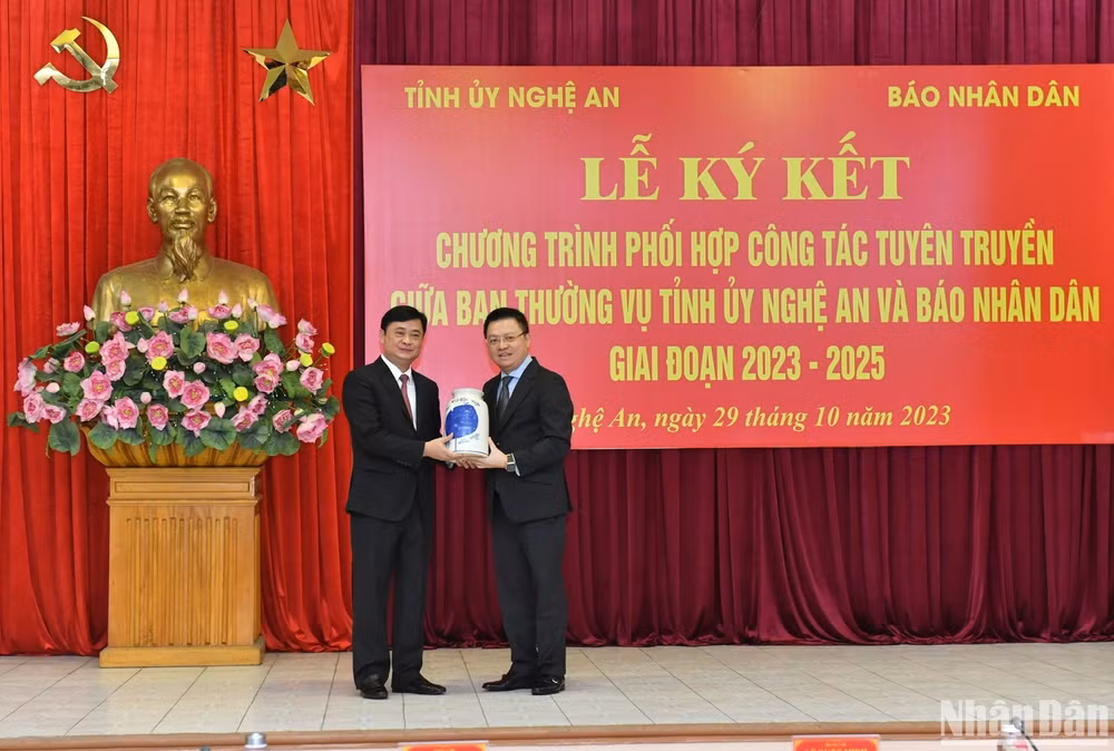 Tổng Biên tập Báo Nhân Dân Lê Quốc Minh trao quà lưu niệm tặng Tỉnh ủy Nghệ An.