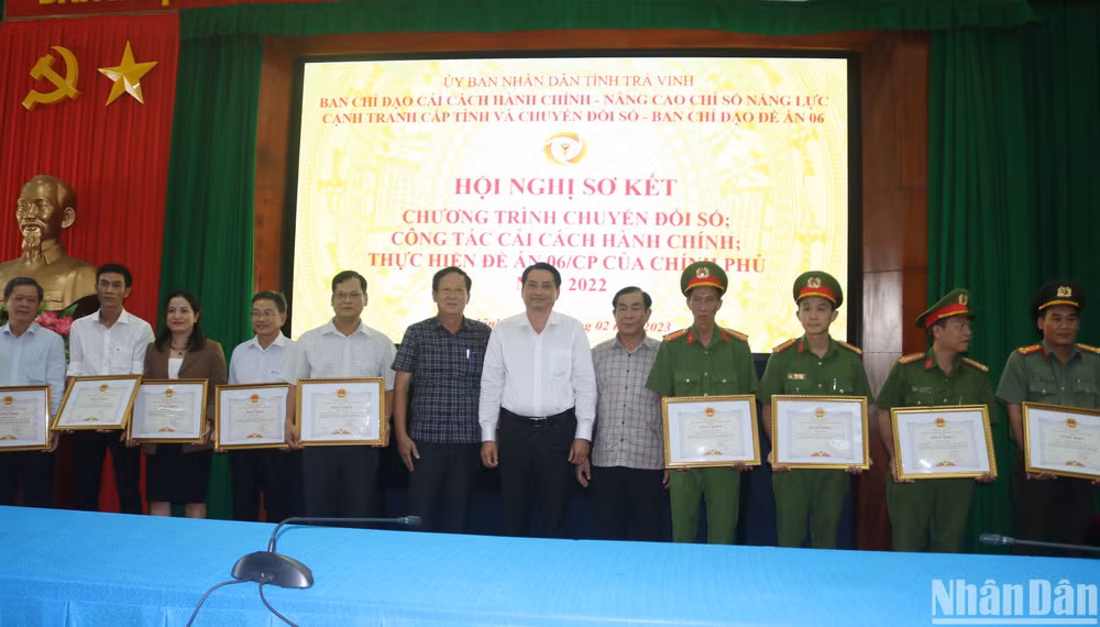 Các cá nhân có thành tích xuất sắc trong thực hiện chuyển đổi số nhận Bằng khen của Ủy ban nhân dân tỉnh Trà Vinh.