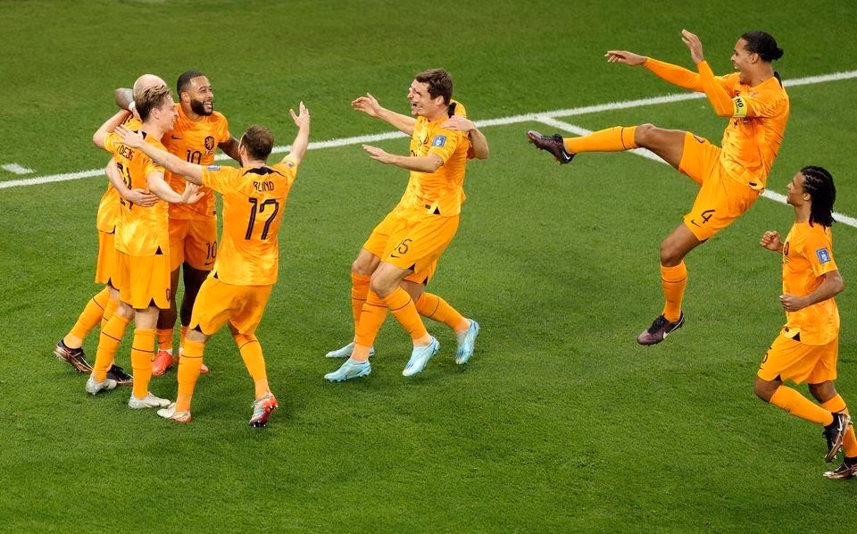 Các cầu thủ Hà Lan ăn mừng bàn thắng nhân đôi cách biệt của Davy Klaassen ở phút bù giờ. (Ảnh: Reuters)