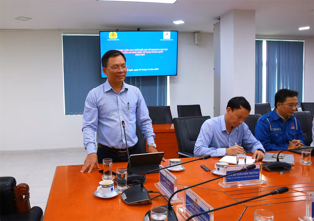 Giám đốc Nhà máy Lọc dầu Dung Quất Cao Tuấn Sĩ phát biểu tại hội nghị.