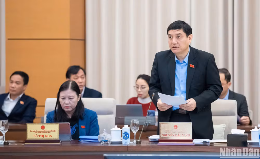 Chủ nhiệm Ủy ban Văn hóa, Giáo dục Nguyễn Đắc Vinh báo cáo một số vấn đề lớn trong tiếp thu, giải trình, chỉnh lý dự thảo Luật Nhà giáo. (Ảnh: DUY LINH) Chủ nhiệm Ủy ban Văn hóa, Giáo dục Nguyễn Đắc Vinh báo cáo một số vấn đề lớn trong tiếp thu, giải trình, chỉnh lý dự thảo Luật Nhà giáo. (Ảnh: DUY LINH)