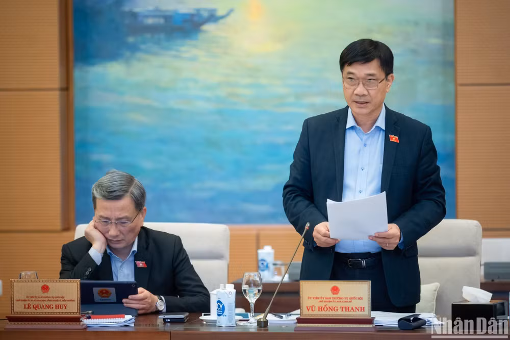 Chủ nhiệm Ủy ban Kinh tế Quốc hội Vũ Hồng Thanh báo cáo tại phiên họp. (Ảnh: DUY LINH) Chủ nhiệm Ủy ban Kinh tế Quốc hội Vũ Hồng Thanh báo cáo tại phiên họp. (Ảnh: DUY LINH)