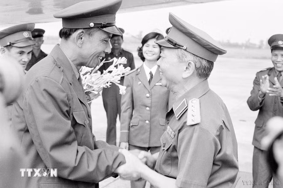 Đại tướng Võ Nguyên Giáp, Bộ trưởng Quốc phòng đón Phó Thủ tướng, Bộ trưởng Quốc phòng Lào Khamtay Siphandone thăm Việt Nam (1977).