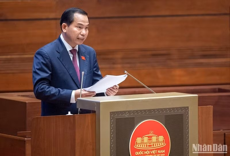 Chủ nhiệm Ủy ban Tài chính, Ngân sách Lê Quang Mạnh trình bày Báo cáo tiếp thu, giải trình, chỉnh lý dự án Luật Giá (sửa đổi). (ẢNH: ĐĂNG KHOA)