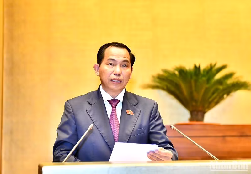 Chủ nhiệm Ủy ban Tài chính, Ngân sách của Quốc hội Lê Quang Mạnh trình bày Báo cáo thẩm tra tại phiên họp chiều 23/5. (Ảnh: ĐĂNG KHOA)