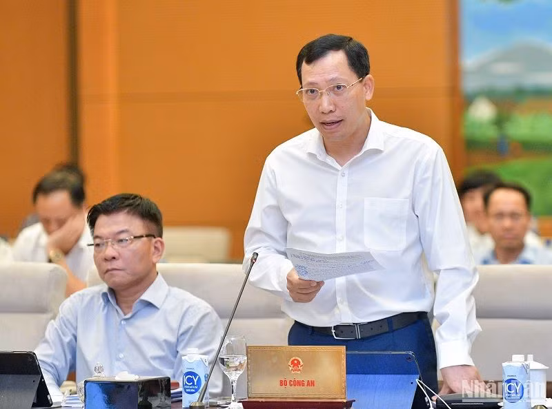 Thứ trưởng Công an Lê Văn Tuyến phát biểu ý kiến tại phiên họp Ủy ban Thường vụ Quốc hội sáng 13/9. (Ảnh: DUY LINH)